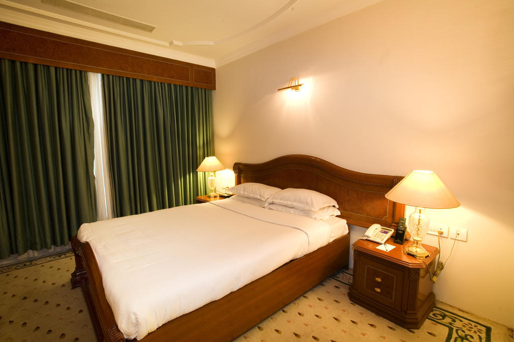 Hotel Benzz Park Chennai Pokój zdjęcie